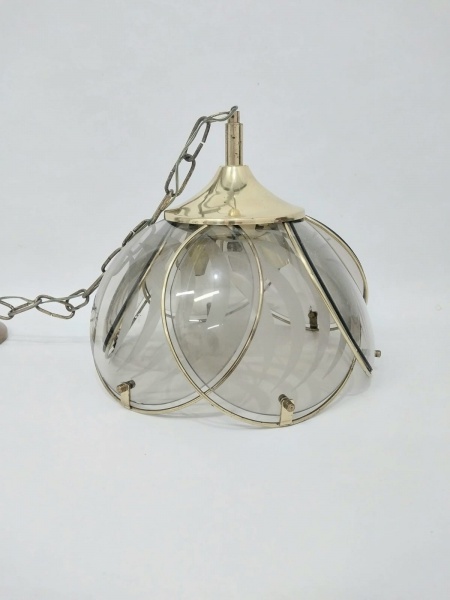 Joias . Lindo lustre anos 70 em latão e vidro fumê, em ótimo estado de conservação. ...