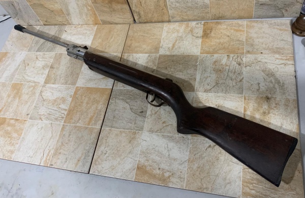 Joias . ANTIGA CARABINA DE PRESSÃO CORONHA EM MADEIRA NOBRE ÓTIMA PRESSÃO, FUNCIONANDO ...