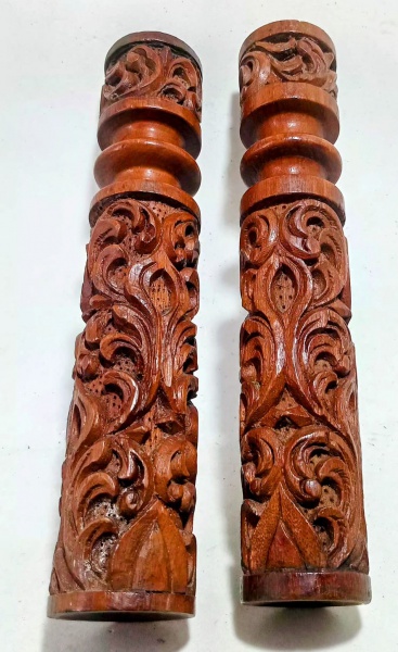 Joias . Par de castiçais chineses em madeira nobre, ricamente ornamentados com motivos ...
