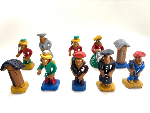 Joias . Lote composto por 10 peças em miniaturas (5cm) em terracota policromada ...