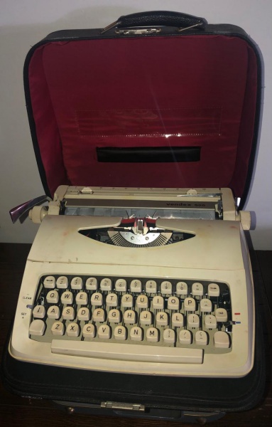 Joias . Rádio de mesa antigo da marca Philips das décadas de 19 foto 1