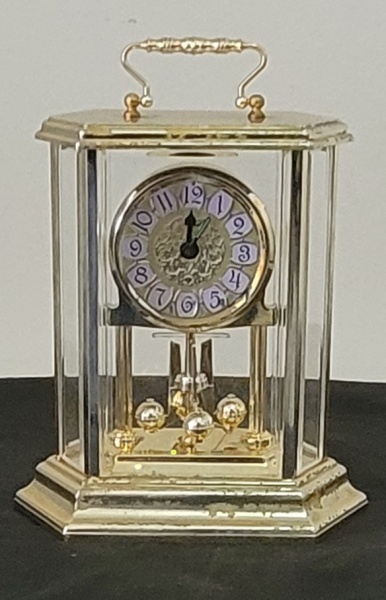 Relogios . Relógio de Mesa Kronos. Modelo a quartz c/ pêndulo de torção e cúpula de vidro. ...