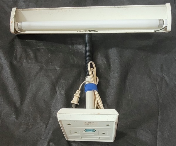 Joias . Luminária de Mesa em Metal Estilo Xerife.120v. Branca. Com marcas de oxidação.