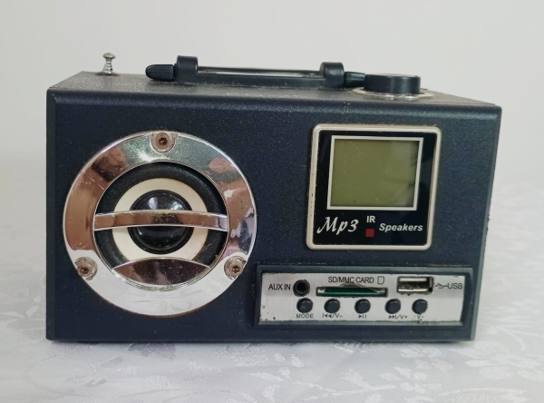 Joias . Caixa de som rádio portátil estilo retrô com funções multimídia sem testes. ...