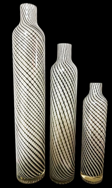 Joias . Exuberante trio de garrafas decorativas  primorosamente elaborado em vidro ...