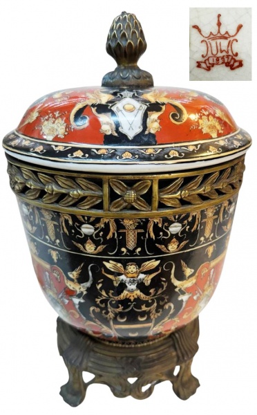 Joias . Exuberante e antigo Potiche primorosamente elaborado em porcelana da renomada ...