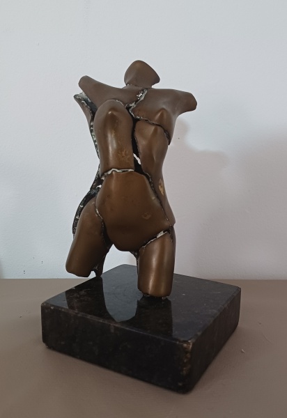 Cássio Lázaro - Escultura em bronze assinada na peça - 20 cm de altura com a base - bailarina. Base em granito.  Obs: pequenos bicados na base