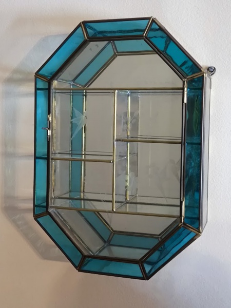 Joias . Delicada vitrine de parede oitavada com fundo espelhado e porta lapidada -med. ...