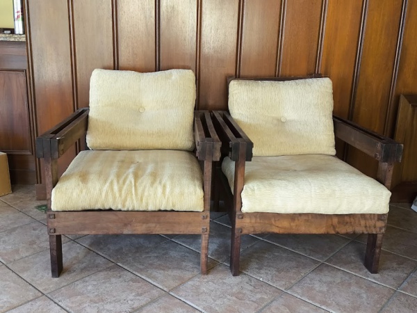 Joias . Par de poltronas rústicas em madeira -med. 82x80x72cm