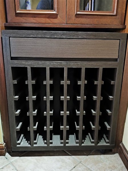 Joias . Móvel adega em madeira com gaveta e espaço para 30 vinhos -med. 85x35x73cm
