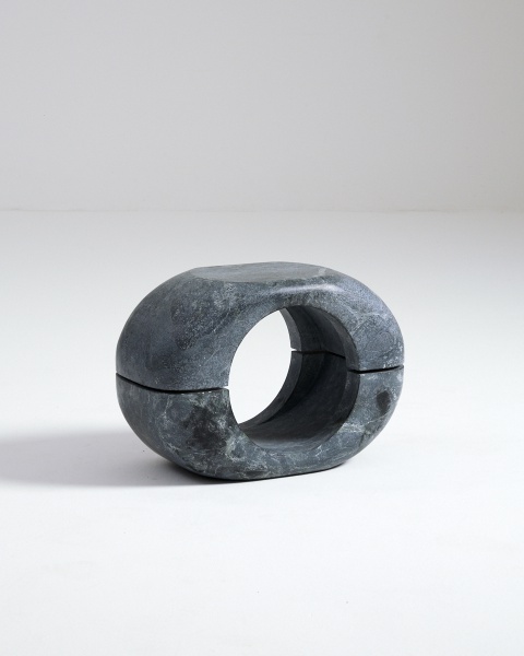 Jay Boggo - Banco Oresá. Pedra-sabão smoke e metal. Dimensões: 43 x 55 x 29 cm.