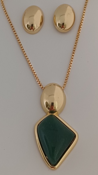 CONJUNTO DE BRINCO, CORRENTE E PINGENTE, folheado a ouro, com QUARTZO VERDE. Essa pedra atua na saúde, aumenta a energia, equilibra emoções, protege contra negatividade e atrai prosperidade. Altura do brinco: 3,4 cm, do pingente: 4,8cm. Corrente veneziana 2.0 de 60cm sem extensor. Brinco não possui pedra. Pedra cabochão em formato stiletto 18x27mm.Clássica, elegante e feita para durar. Brinco, corrente e pingente combinam o poder das pedras naturais com um design que equilibra o orgânico e o sofisticado. Formas geométricas se unem a curvas suaves criando peças que atravessam tendências sempre atuais, sempre essenciais. Design clássico, porque o verdadeiro estilo nunca sai de cena.