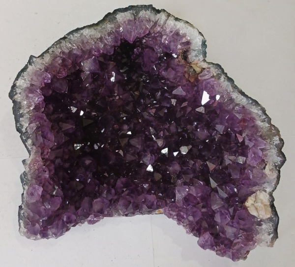 Joias . DRUSA DE AMETISTA - EXTRA ROCHA. Aproximadamente 2,7 kg - 20 x 20 x 9 cm.
