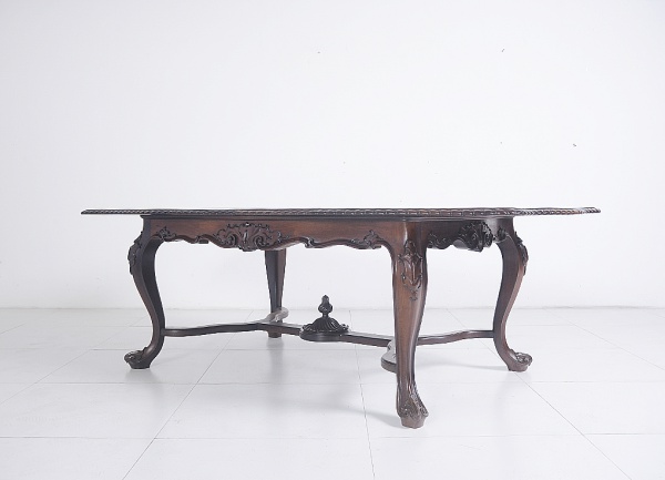 Joias . Antiguidade - Séc. XIX / XX | Robusta e imponente mesa de jantar no estilo Dom ...