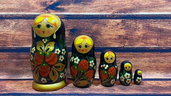 Joias . Matryoshka, em estilo folclórico russo tradicional com fundo preto, detalhes em ...