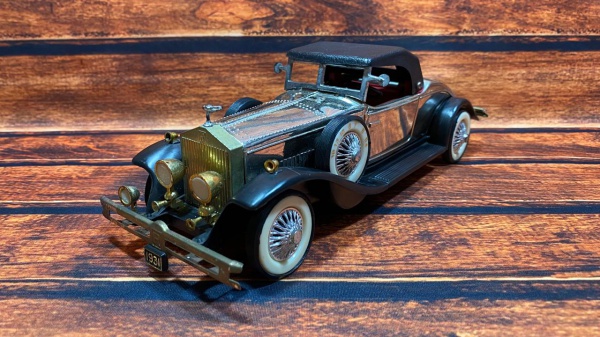 Joias . Antigo Rádio Transistorizado AM Miniatura Rolls-Royce Phantom II 1931, botões ...