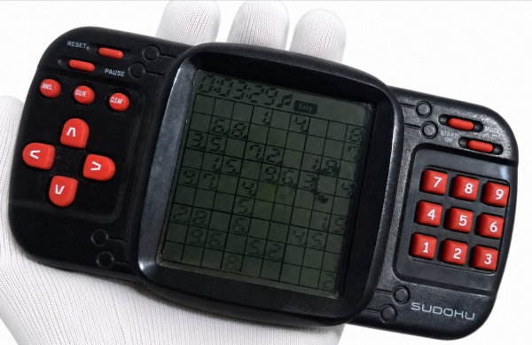 Joias . Antigo mini game sodoku funcionando no estado falta tampa de pilhas mais não ...
