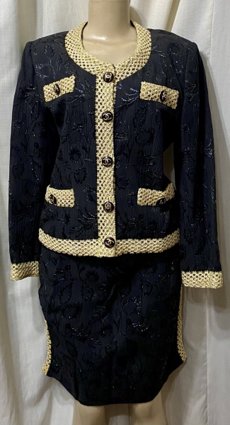 Lote 300 CHANEL BOUTIQUE - Deslumbrante e icônico tailleur composto de um casaqueto ... Valor de ven