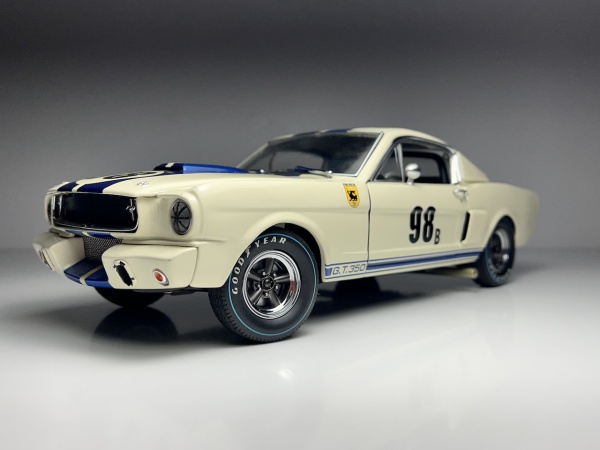 Joias . Porsche 911 IROC Amarelo Fittipaldi - Solido Escala 1/1 foto 4