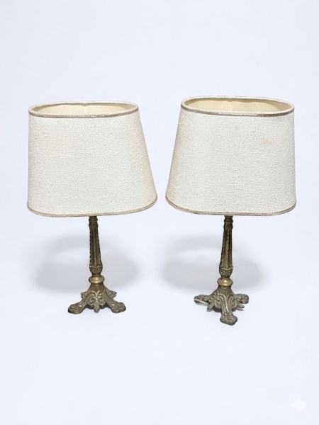 Joias . Par de Luminárias de Mesa Clássicas em Bronze Envelhecido com Cúpulas Ovais - ...
