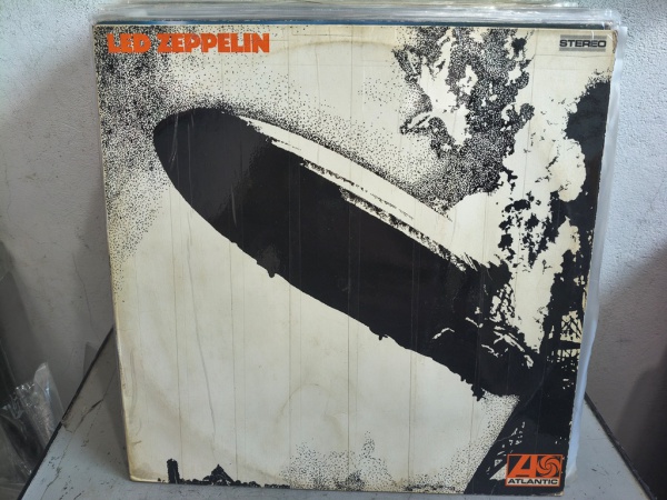 Lote 12 LP Led Zeppelin I. Capa e disco VG+, sem encarte. Capa com fita adesiva Valor atual: R$ 80,0