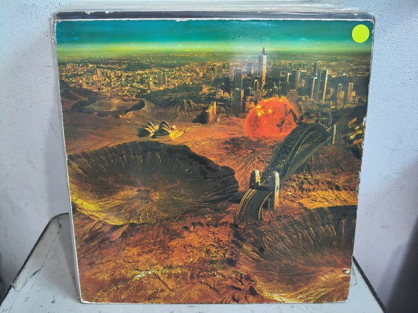 Lote 19 LP Midnight Oil - Red Sails in The Sunset. Com encarte, capa VG+, disco VG Valor atual: R$ 2