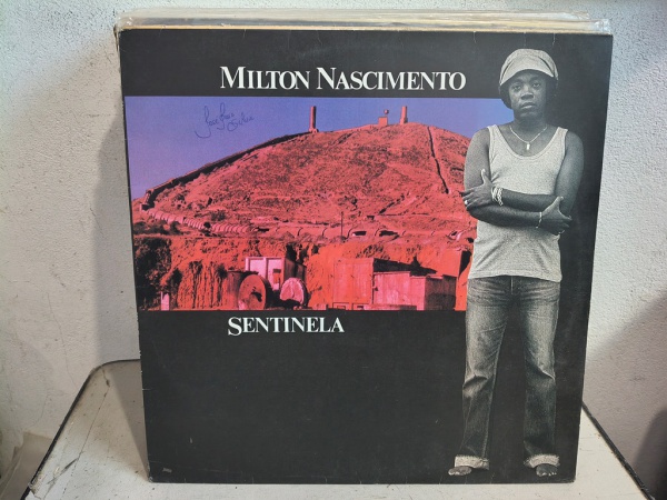 Lote 27 LP Milton Nascimento - Sentinela. Com encarte, capa e disco VG+. Nome a caneta ... Valor atu