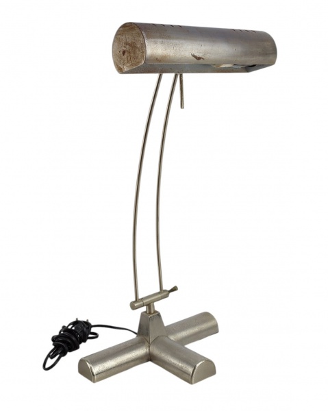 Antiga luminária de mesa, para leitura, em metal cromado. Com regulagem da posição da luz. Pequenas marcas do tempo no metal. Maior altura 47cm.