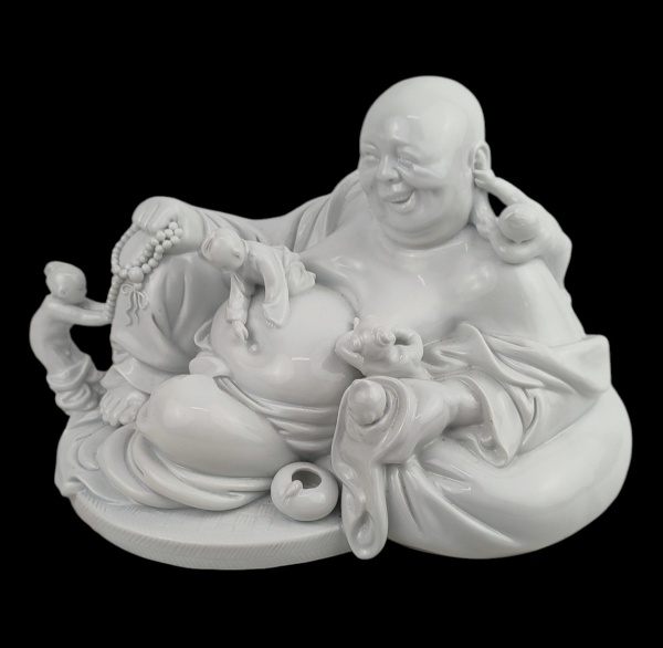 Grupo escultórico, representando "Buda da sorte/Maitreya e seus filhos, em porcelana oriental. Peça criada por Wa Ng Zejian. Apresenta numeração em crivo na base. Med. 16,5x27x15cm.
