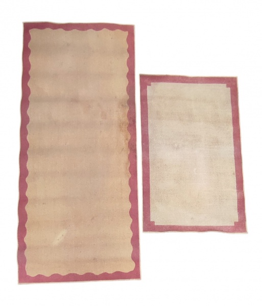 Dois tapetes, Sisal. Meds. 2,55x1,10=2,80m² (este com manchas) e 1,58x0,98=1,54m².