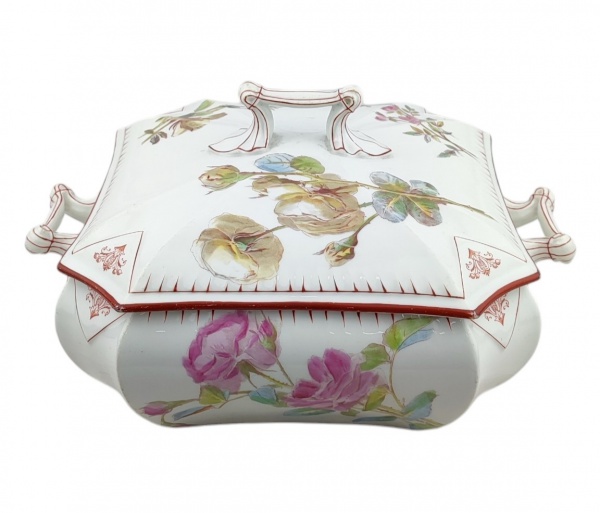 Sopeira em porcelana francesa Velho Paris, decoração floral em policromia com toques de pintura. Apresenta pequenos desgastes na policromia. Med. 16x33,5x26cm.