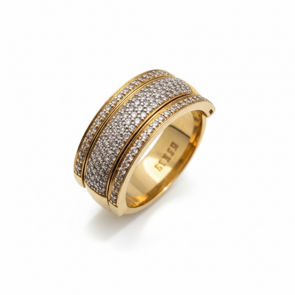 Anel em ouro amarelo 750 (18k), pesando aproximadamente 7,74 g, aro 22. Composição em três meia-alianças, sendo duas articuladas, com fileiras de diamantes em pavê totalizando aproximadamente 1,00 ct.