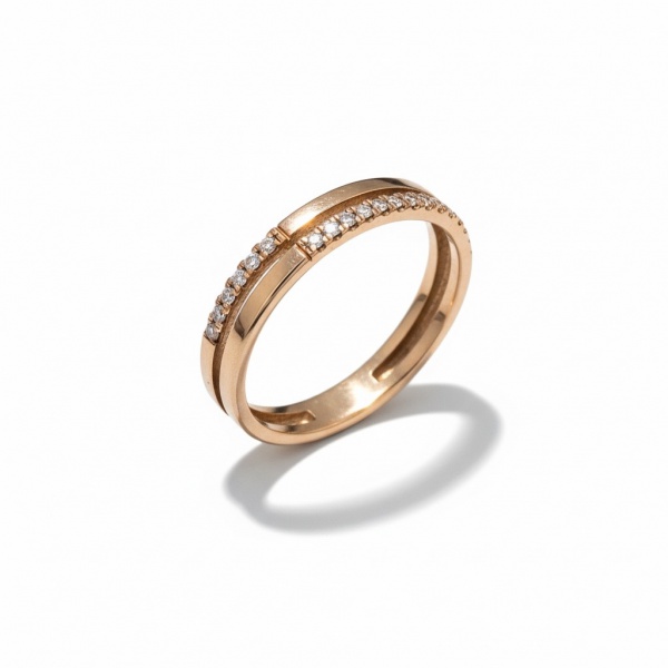 Aliança Monte Carlo em ouro rosé 18k (750), pesando aproximadamente 1,60 g. Design duplo fio com fileira de brilhantes em pavê totalizando cerca de 0,08 ct, dispostos entre as duas bandas do aro. Ari