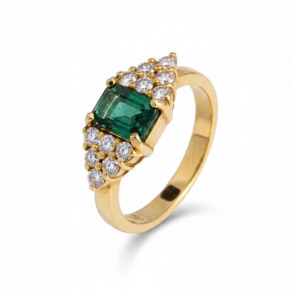 Anel em ouro amarelo 18k (750), pesando aproximadamente 7,10 g. Apresenta esmeralda natural central em lapidação quadrada (emerald cut) com peso aproximado de 1,50 ct, em verde intenso e saturado, eng