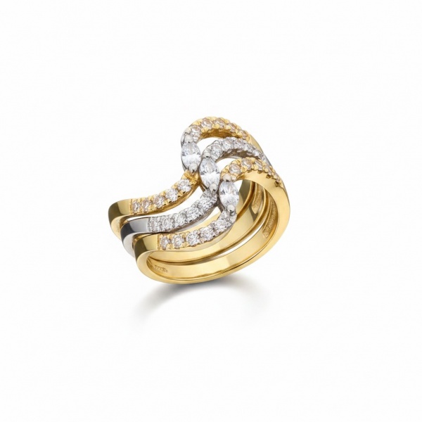 Conjunto de três anéis integrados em ouro amarelo 18k e ouro branco 18k, peso total aproximado de 11,65 g. Design ondulado entrelaçado, com brilhantes em lapidação redonda e navete (marquise) engastad