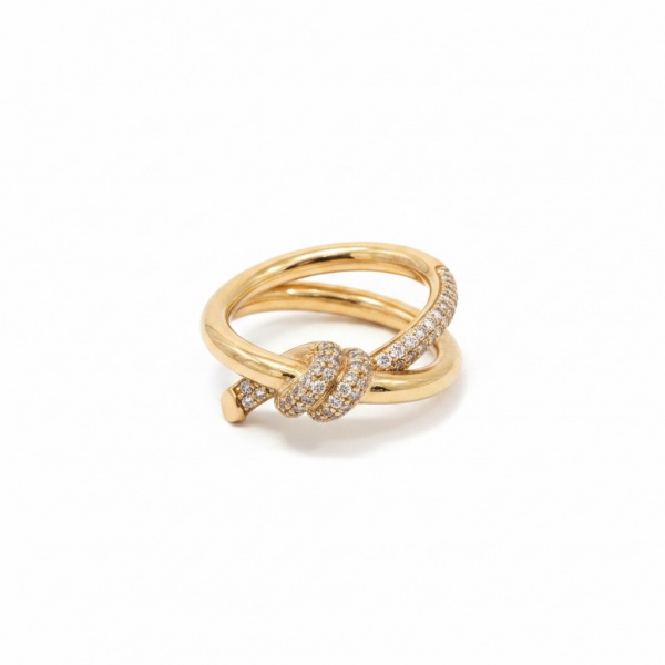 Anel Tiffany & Co. em ouro amarelo 18k, peso aproximado de 11,2 g, aro 16. Design em formato de nó/duas voltas, com brilhantes engastados em pavê na região do nó e ao longo de parte do aro.