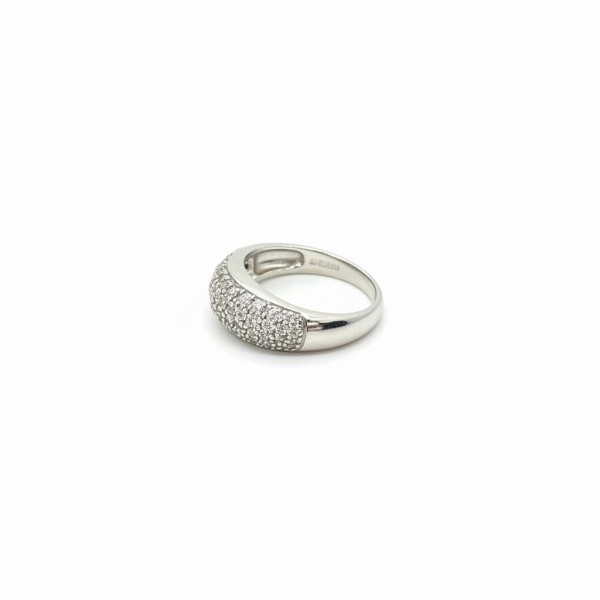 EditarAnel pavê em ouro branco 18k, peso aproximado de 3,9 g, aro 11. Topo arqueado totalmente cravejado com brilhantes em pavê, totalizando aproximadamente 0,50 ct de diamantes naturais. Aro liso e p
