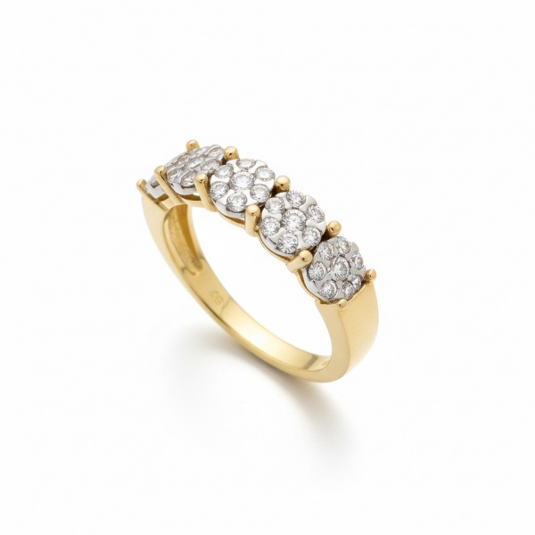 Meia aliança em ouro amarelo 18k, peso aproximado de 4,23g, aro 15. Possui três módulos em ouro branco com brilhantes naturais em cravação cluster, totalizando aproximadamente 0,63 ct. Peça sofisticad