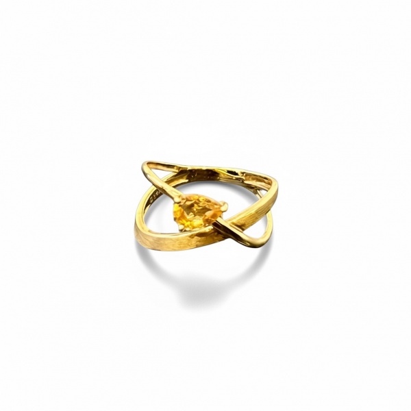 Anel em ouro amarelo 18k com design moderno e estrutura aberta em formato cruzado, peso aproximado de 2,7g, aro 19. Cravado com uma pedra citrino em lapidação gota, na tonalidade amarelo-âmbar. Peça d