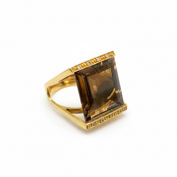 Anel com quartzo fumê e brilhantes, Vivara, pesando aproximadamente 7.01g, ouro amarelo 18k. Quartzo fumê em lapidação retangular pesando aproximadamente 6.01ct e brilhantes pesando aproximadamente 0.