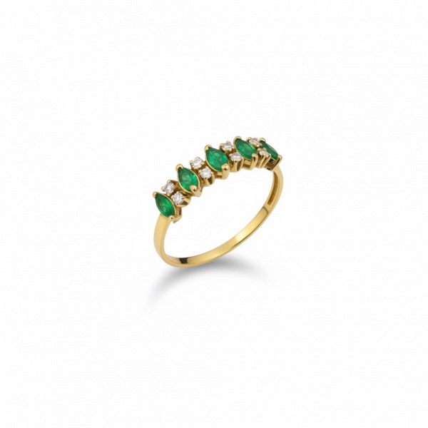Meia aliança em ouro amarelo 18k, com aproximadamente 40 pontos de esmeraldas naturais lapidação redonda intercaladas com aproximadamente 4 pontos de diamantes brilhantes em composição clássica. Aro 1