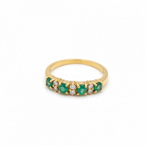 Meia aliança em ouro amarelo 18k, com aproximadamente 25 pontos de esmeraldas naturais lapidação redonda intercaladas com aproximadamente 3 pontos de diamantes brilhantes em composição clássica. Peso