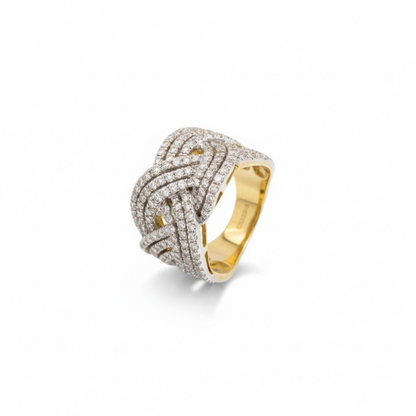 Anel em ouro amarelo 18k, com design trançado em ouro branco cravejado com aproximadamente 1,80 ct de diamantes naturais brilhantes em pavê. Aro 21. Peso total: aproximadamente 12,7g.