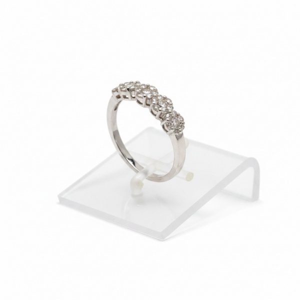 Meia aliança com brilhantes, pesando aproximadamente 3,08 g, em ouro branco 18k.Possui brilhantes totalizando cerca de 0,63 ct ao todo.Campos personalizadosEditar