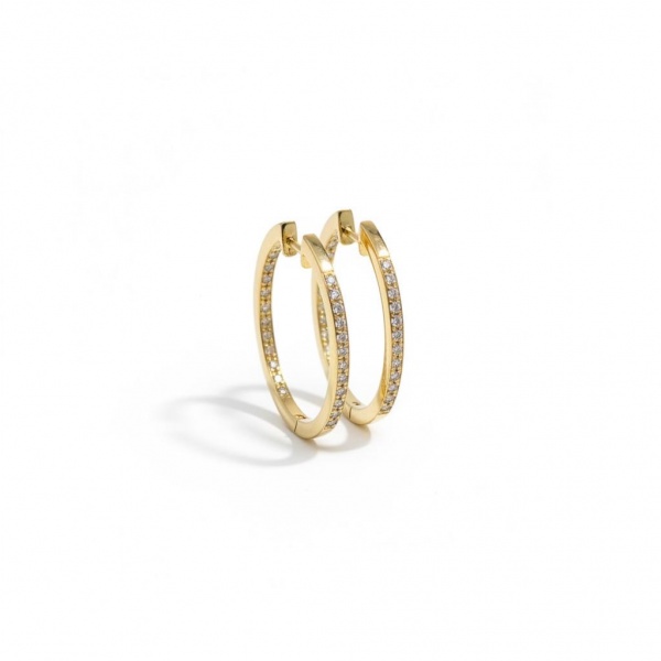 Brinco argola em ouro amarelo, peso 5,1g, com diamantes na face frontal em todo o contorno. Fecho clique.