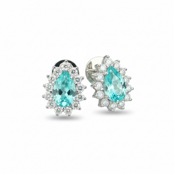 Par de brincos em ouro branco 18k com turmalinas Paraíba naturais lapidadas em gota, totalizando 5,15 ct, contornadas por halo de diamantes brancos redondos.Peso: 8,8 g Turmalinas: 5,15 ct total