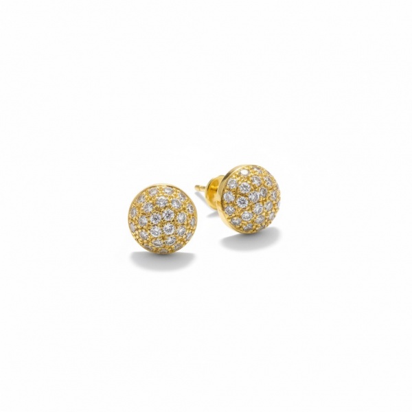 Brinco chaton em ouro amarelo, peso 4,6g, formato circular bombê totalmente cravejado com diamantes em pavê, proporcionando brilho intenso e volumoso. Fecho tarraxa.