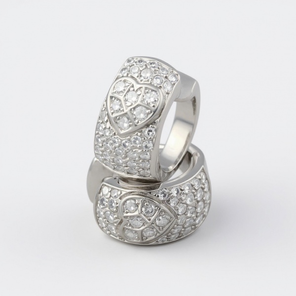 Brincos em ouro branco 18k , peso total de 5,88 g. Modelo de argola com design moderno, totalmente cravejado com pequenas pedras claras.