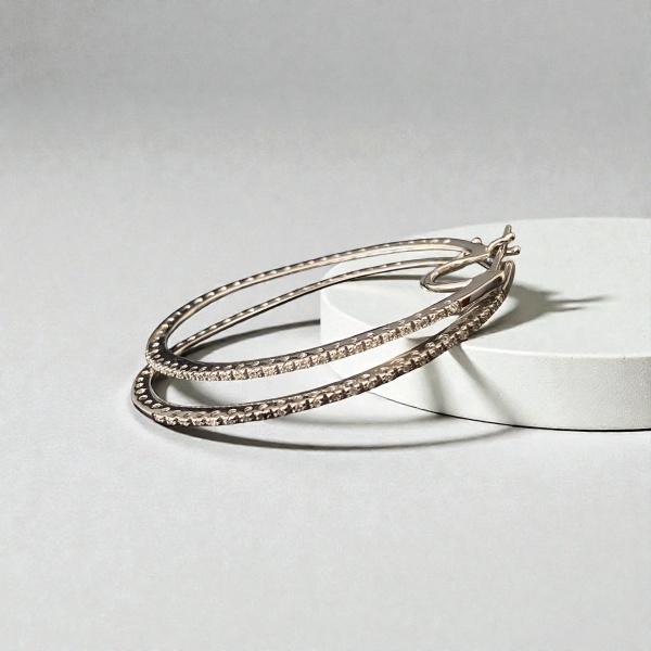 Brinco argola em ouro branco, peso 8,2g, dimensão aproximadamente 4,8 x 3,5 cm, cravejada com micro pavê de brilhantes em todo o contorno, fecho clique.