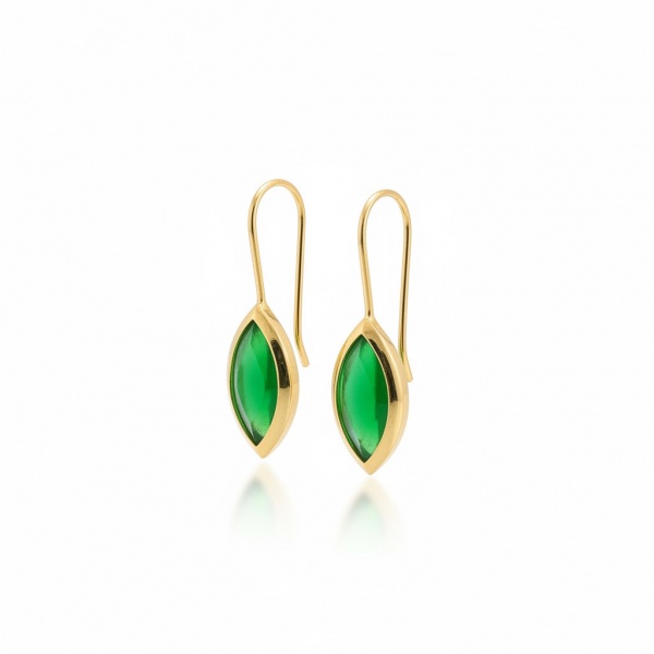 Par de brincos pendentes em ouro amarelo 18k com pedra verde em formato navete, cravação bezel.Peso: 4,3 g